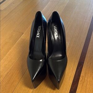 Versace Women's Tempest Black Pumps Size 40 *Worn Once